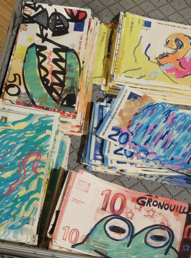 Un tas de billets dessinés