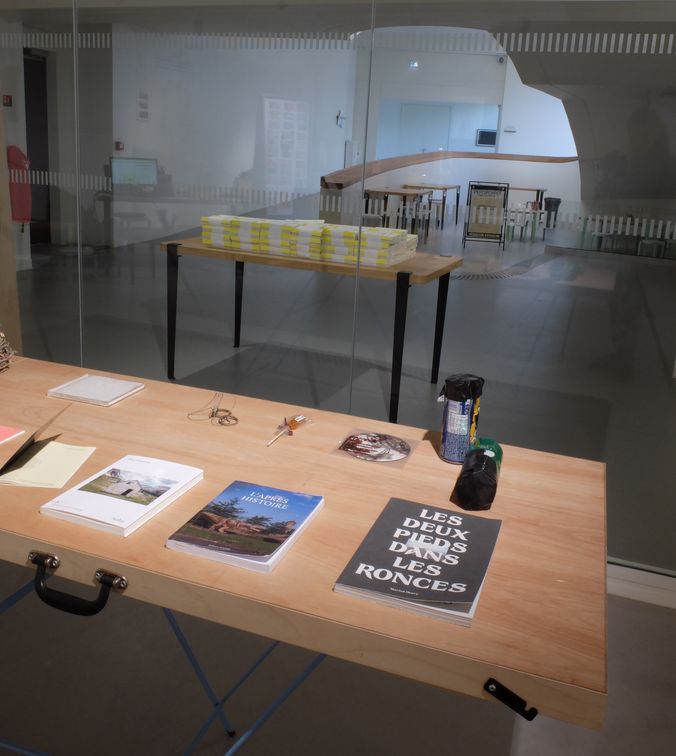 Une table de l'agence avec des livres