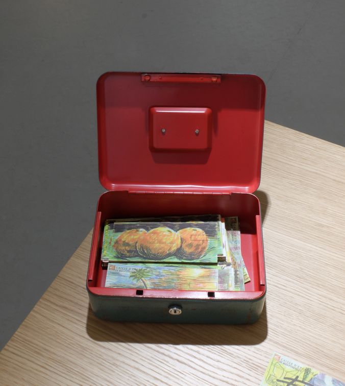 Une caisse rouge remplie de billets dessinés