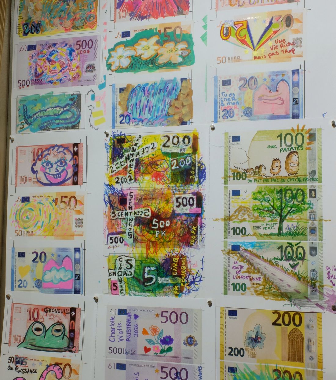 Un mur de billets dessinés et coloriés