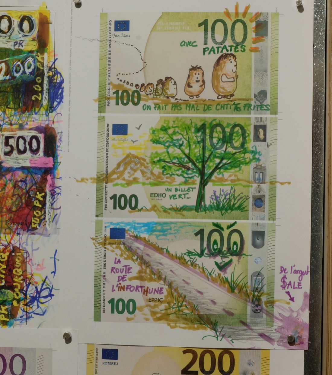 Des billets de 100 dessinés&nbsp;: patates, arbre, route