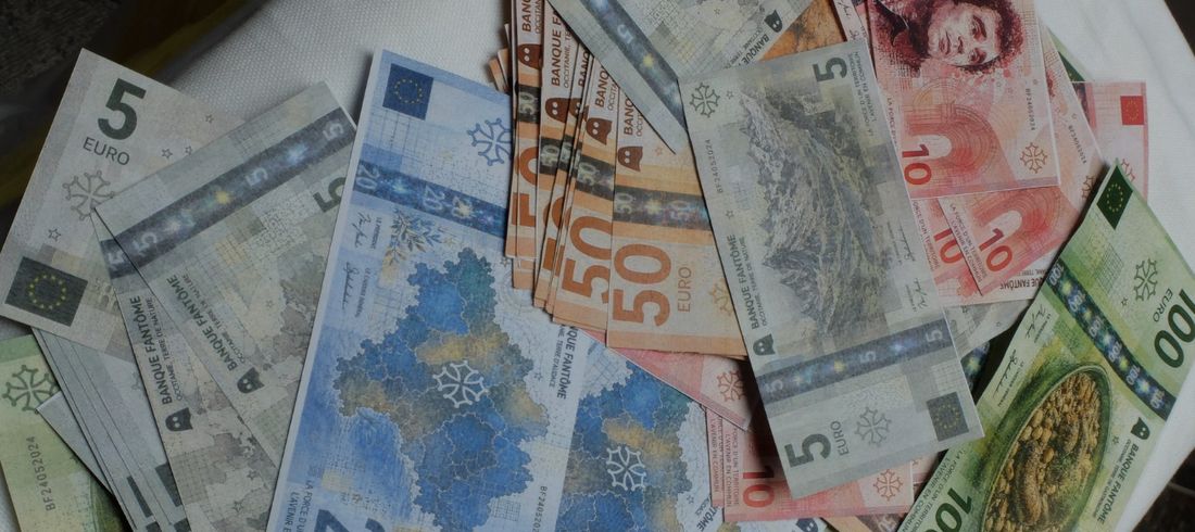 Des billets de la banque fantôme étalés