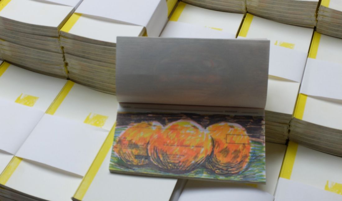 Un chéquier ouvert sur un dessin d'oranges