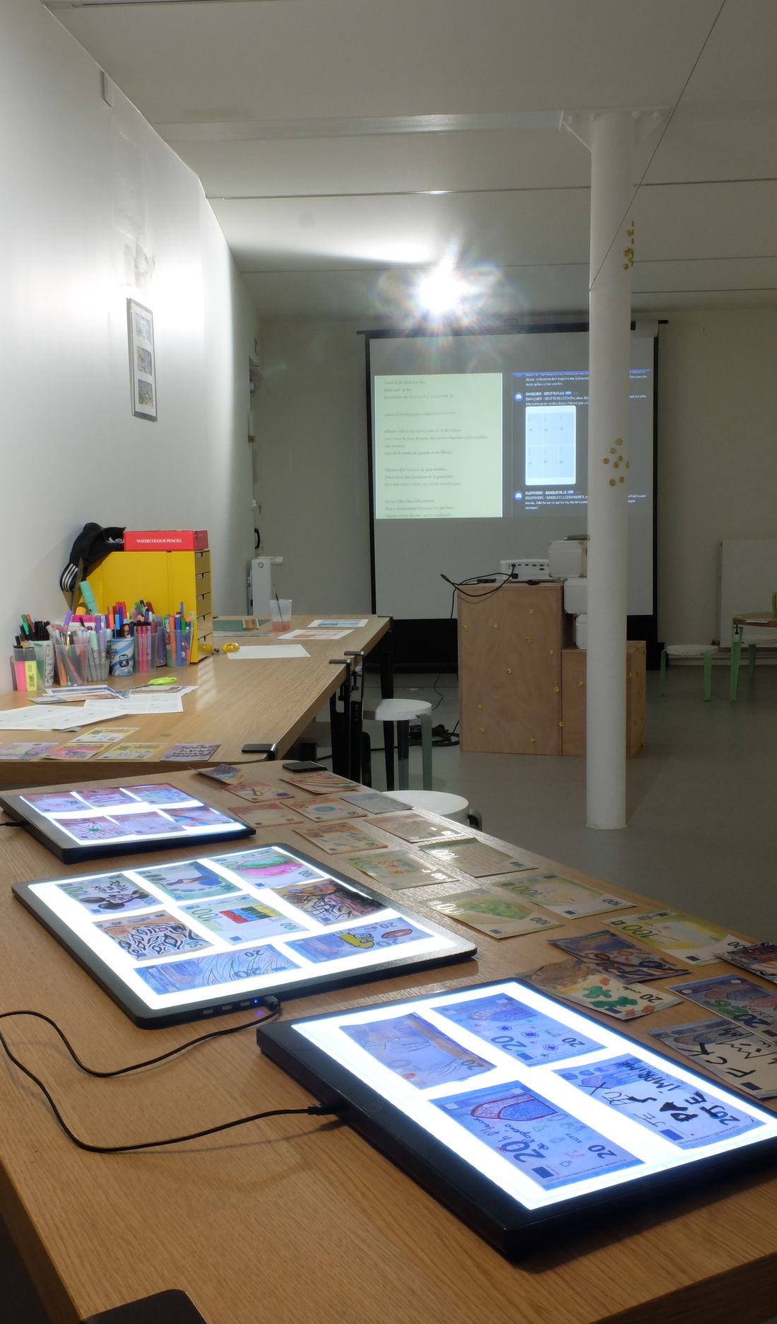 Des tables lumineuses couvertes de billets, dans l'agence