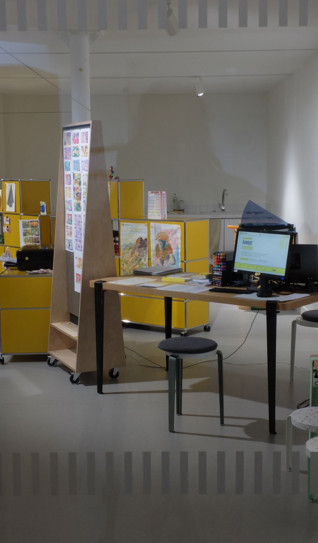 L'agence temporaire&nbsp;: le bureau, l'écran et le mobilier jaune